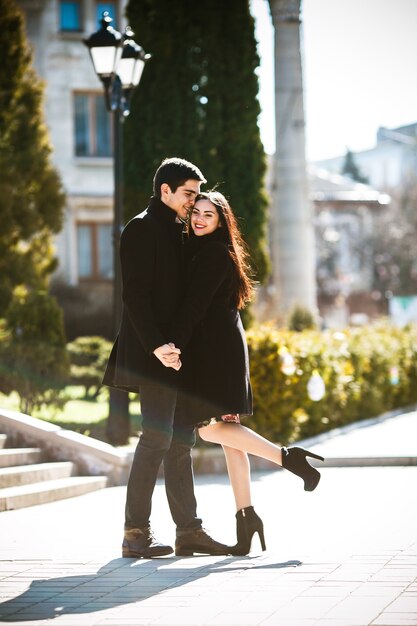 Pareja amorosa teniendo una tarde romántica