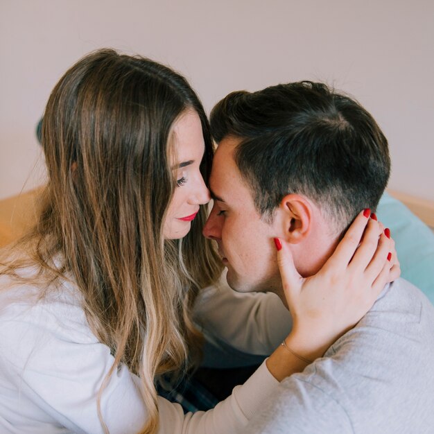 Pareja amorosa tocándose