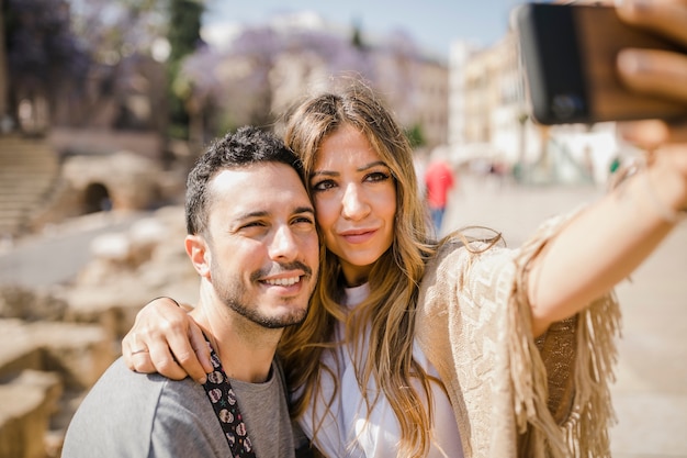 Pareja amorosa tomando autorretrato