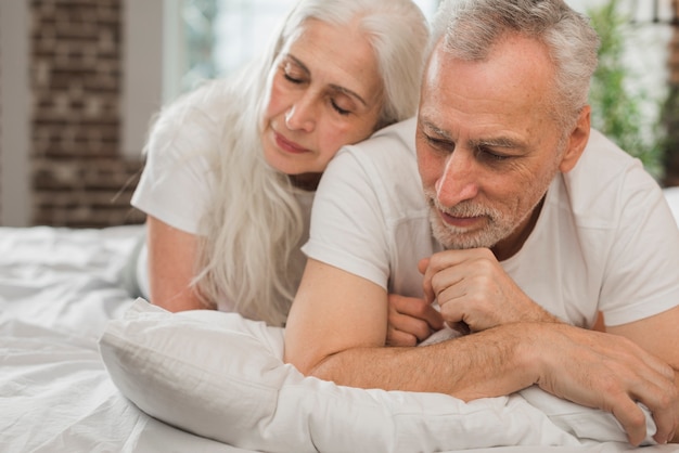 Foto gratuita pareja de ancianos acostado en la cama el día de san valentín