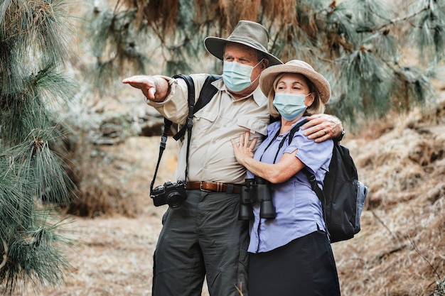 Pareja de ancianos activa disfrutando de la belleza de la naturaleza durante la pandemia del covid-19