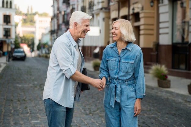 Pareja de ancianos al aire libre en la ciudad juntos