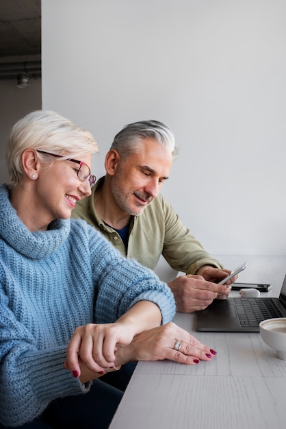 Foto gratuita pareja de ancianos aprendiendo a usar la tecnología