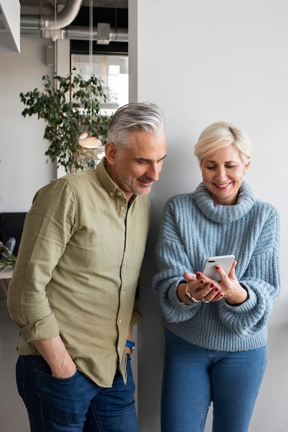 Pareja de ancianos aprendiendo a usar la tecnología