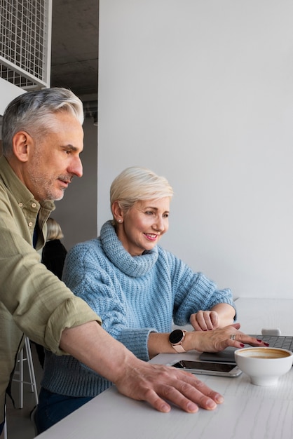 Foto gratuita pareja de ancianos aprendiendo a usar la tecnología