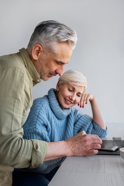 Pareja de ancianos aprendiendo a usar la tecnología