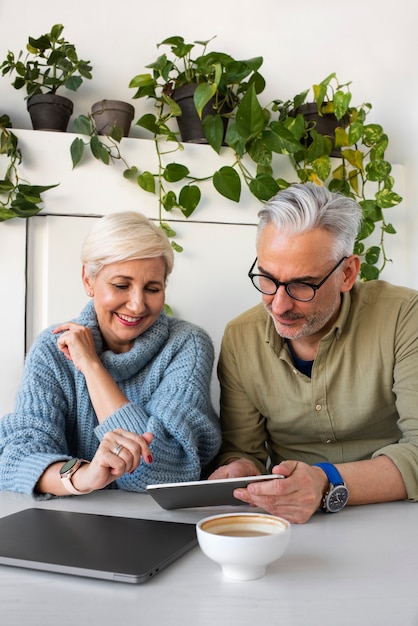 Pareja de ancianos aprendiendo a usar la tecnología