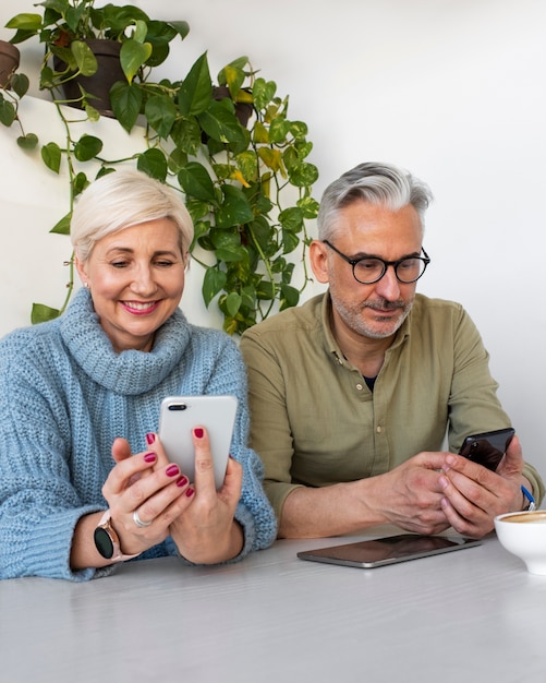 Pareja de ancianos aprendiendo a usar la tecnología