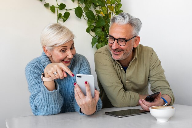 Pareja de ancianos aprendiendo a usar la tecnología