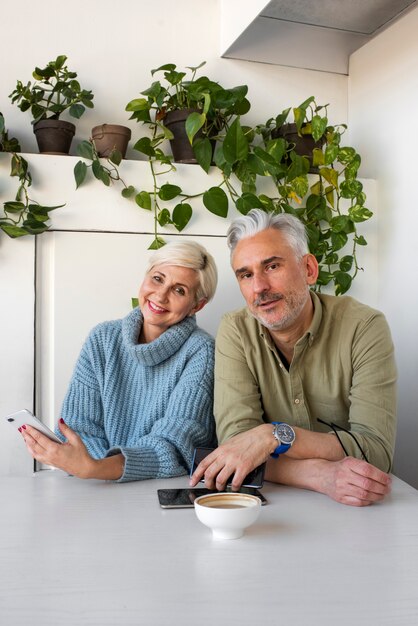 Pareja de ancianos aprendiendo a usar la tecnología