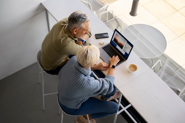 Pareja de ancianos aprendiendo a usar la tecnología