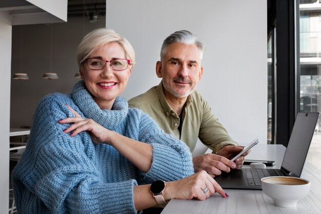 Pareja de ancianos aprendiendo a usar la tecnología