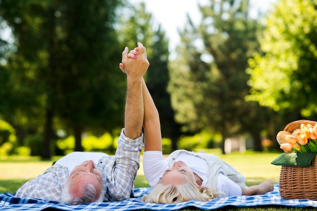 Pareja de ancianos con los brazos levantados