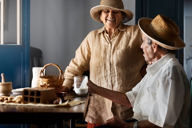 Foto gratuita pareja de ancianos en el campo