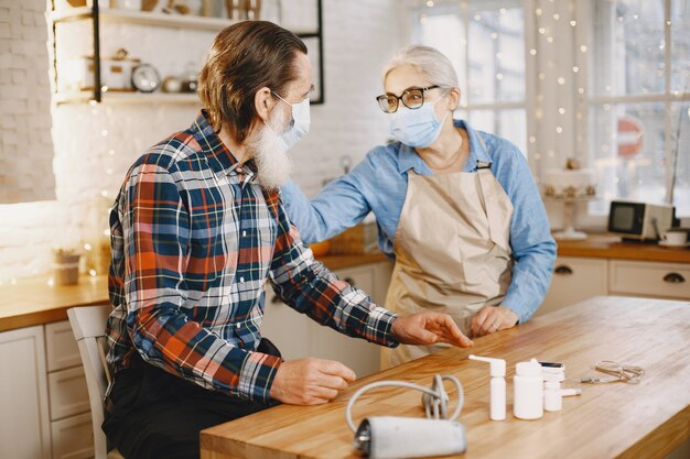 Pareja de ancianos en una cocina.