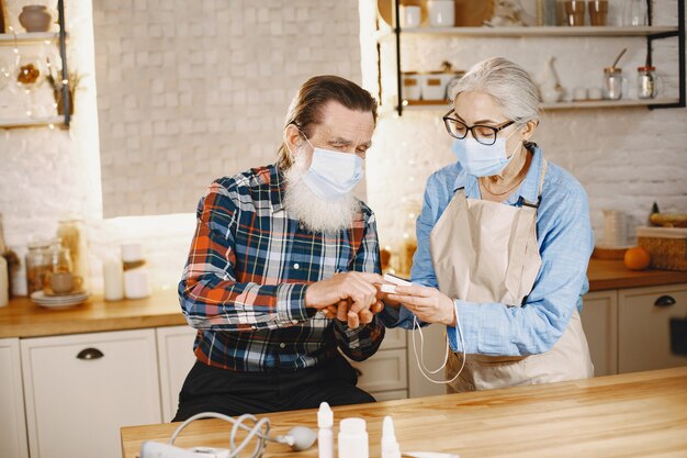 Pareja de ancianos en una cocina.