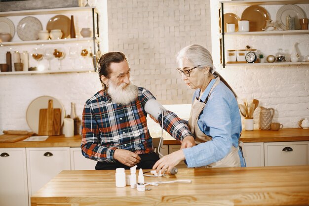 Pareja de ancianos en una cocina.