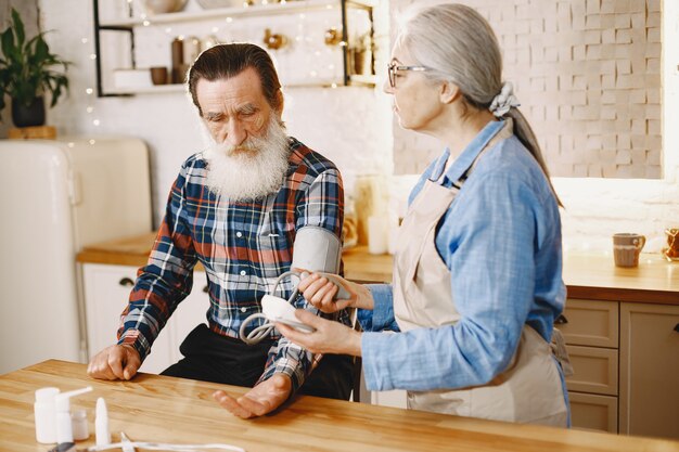 Pareja de ancianos en una cocina.