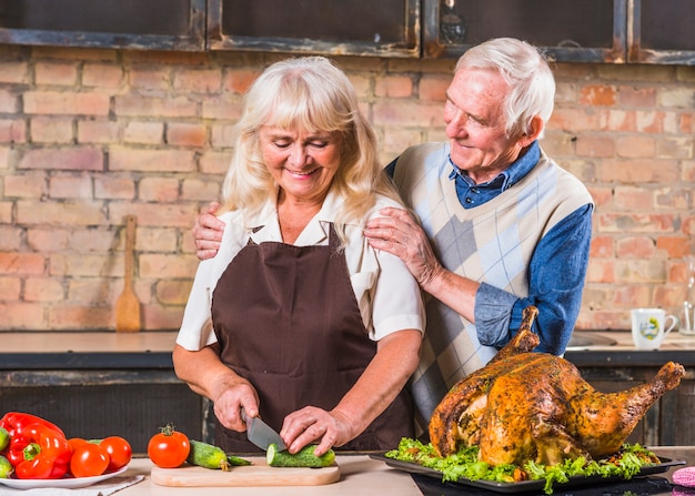 Pareja de ancianos cocinar pavo