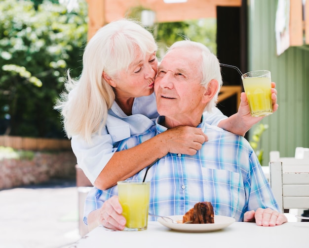 Foto gratuita pareja de ancianos desayunando al aire libre