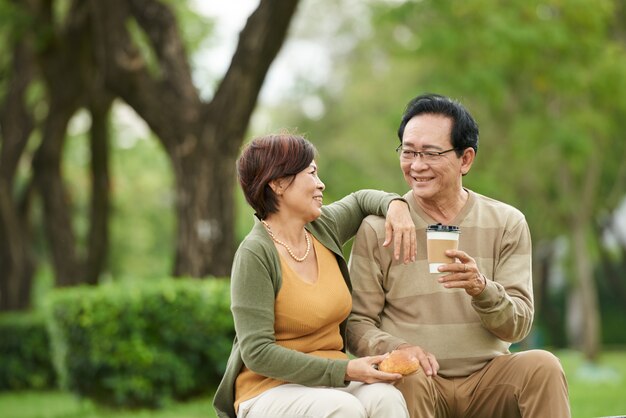 Pareja de ancianos descansando en el parque