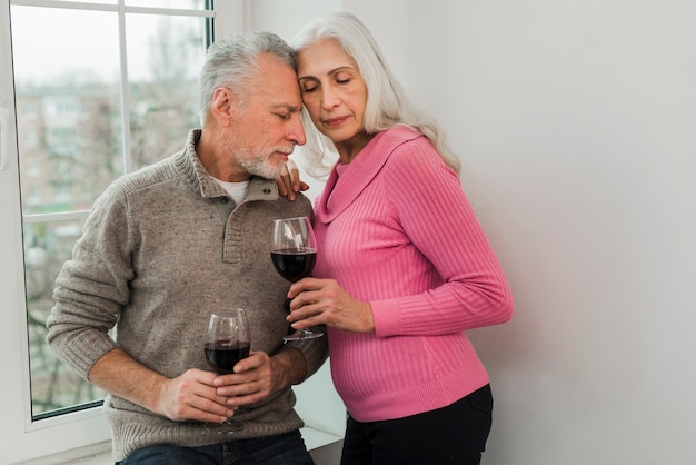 Foto gratuita pareja de ancianos disfrutando juntos de una copa de vino