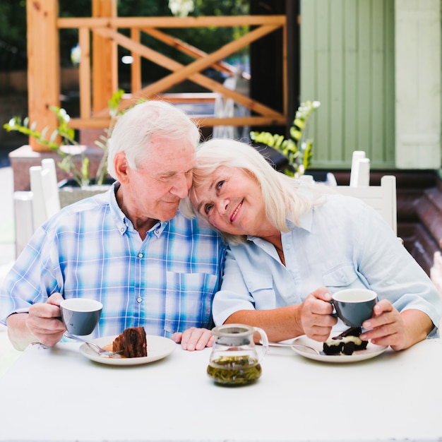 Foto gratuita pareja de ancianos disfrutando el tiempo juntos bebiendo té al aire libre