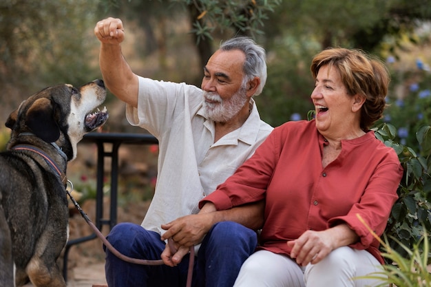 Pareja de ancianos disfrutando de la vida en casa en el campo con su perro