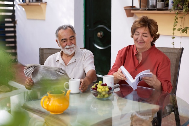 Pareja de ancianos disfrutando de la vida en casa en el campo