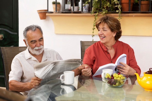 Foto gratuita pareja de ancianos disfrutando de la vida en casa en el campo