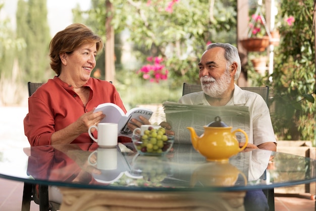 Pareja de ancianos disfrutando de la vida en casa en el campo