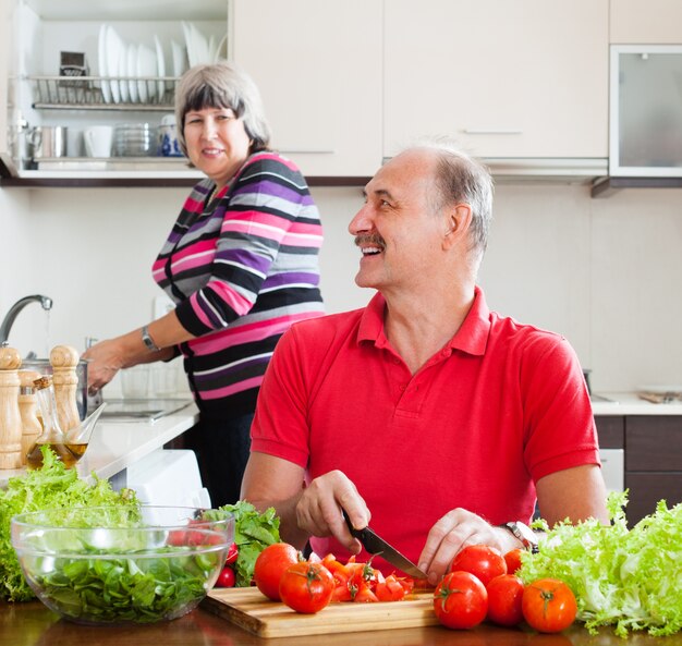 Pareja de ancianos haciendo tareas