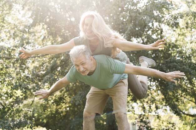 Pareja de ancianos jugando en el parque