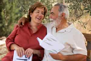 Foto gratuita pareja de ancianos leyendo juntos en su casa de campo