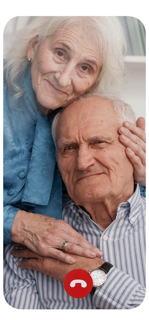 Foto gratuita pareja de ancianos llamando a alguien a través de una videollamada