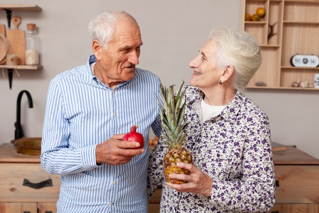 Pareja de ancianos mirándose