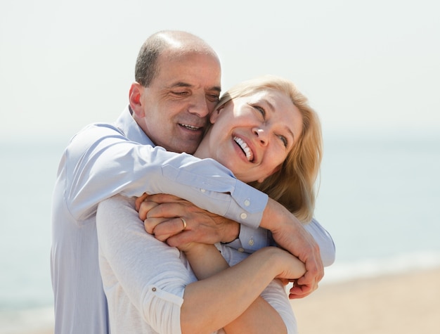 Foto gratuita pareja de ancianos en la orilla del mar