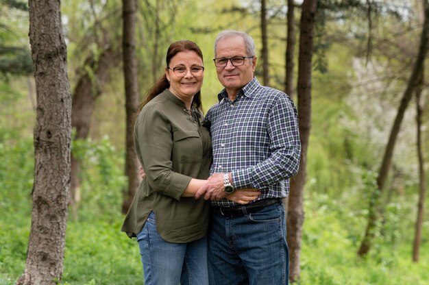 Pareja de ancianos posando en el parque