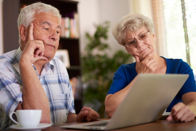 Pareja de ancianos que tiene un problema grave