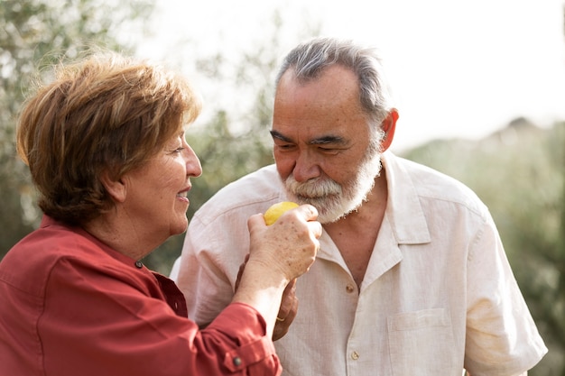 Pareja de ancianos recogiendo verduras de su jardín en el campo