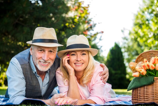 Pareja de ancianos sonriendo para la cámara