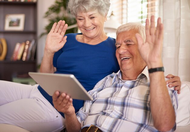 Pareja de ancianos teniendo una conversación de video