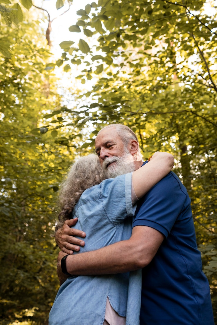 Foto gratuito pareja de ancianos de tiro medio abrazándose
