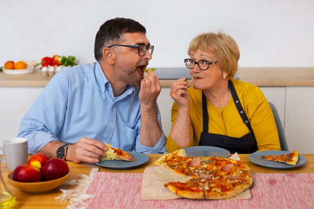 Foto gratuita pareja de ancianos de tiro medio en la cocina