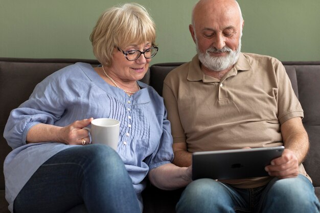 Pareja de ancianos de tiro medio dentro