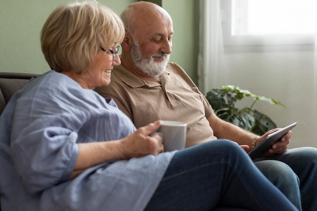 Pareja de ancianos de tiro medio en el interior