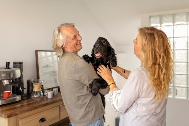 Foto gratuita pareja de ancianos de tiro medio con lindo perro