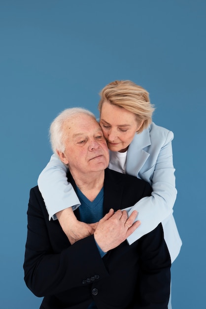 Foto gratuita pareja de ancianos de tiro medio posando