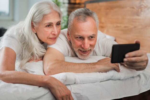 Pareja de ancianos tomando selfies en el día de San Valentín