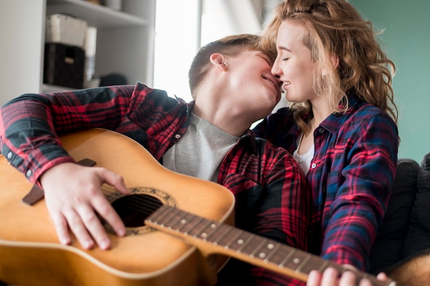 Foto gratuita pareja de ángulo bajo en casa jugando quitar